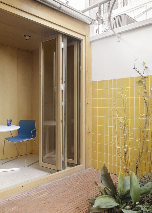 Отдел равенства района Торрефил-Орриолс / 7a+i — фотография интерьера, ванная комната, дверь, окна