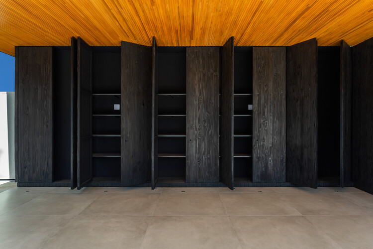 AG House / Studio Porto Arquitetura - Фотография интерьера, шкаф, колонна