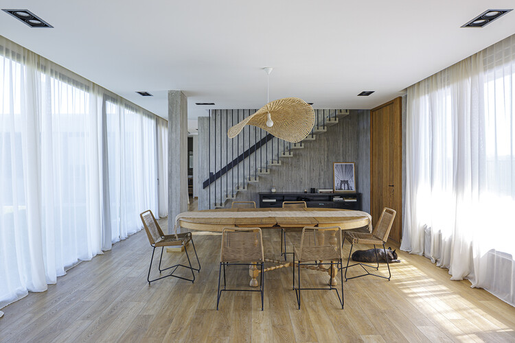 V174 House / LE arquitectura - Фотография интерьера, кухня, стол, стул, окна, балка