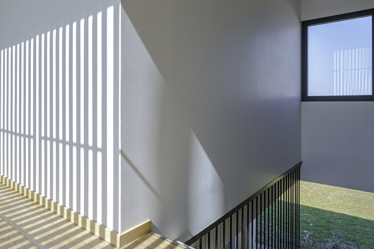 V174 House / LE arquitectura - Фотография интерьера, окна, лестница, фасад, перила