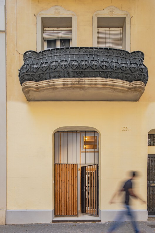 Carles House / OBO Estudi - Фотография интерьера, спальня, окна, фасад, арка, колонна