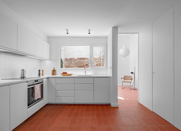 Carles House / OBO Estudi - Фотография интерьера, кухня, столешница, раковина
