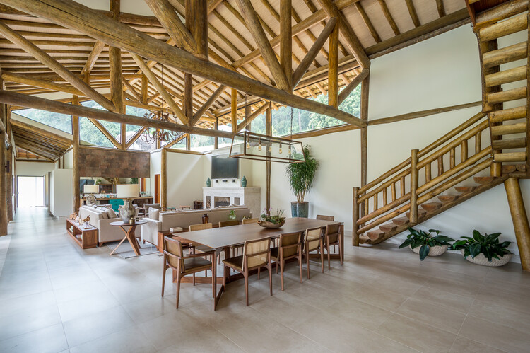AM House / Scali Wood+Arch Arquitetura Sustentável - Фотография интерьера, Столовая, Стол, Стул, Балка, Окна