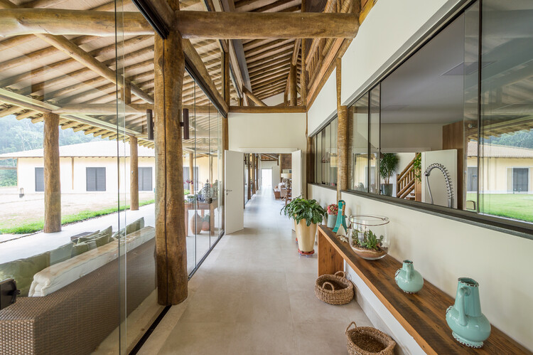 AM House / Scali Wood+Arch Arquitetura Sustentável - Фотография интерьера, окна, стол, балка