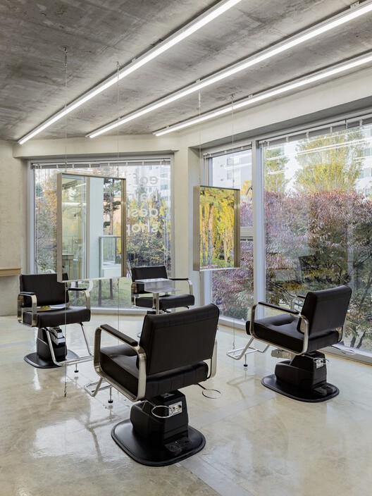 eof Hair Salon / orosy studio - Фотография интерьера, гостиная, стул, окна
