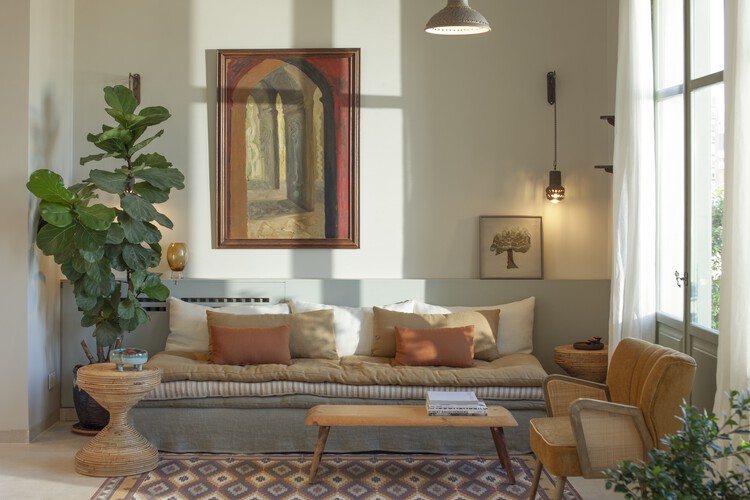 Бейт эль Сайде / АК.  Архитектурная студия - Фотография интерьера, гостиная, диван, окна, дерево, стол