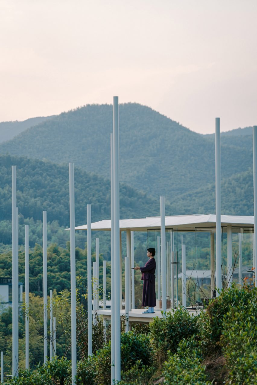 Полюсное поле и стеклянное ограждение Cloud Tea House от Plat Asia в Китае