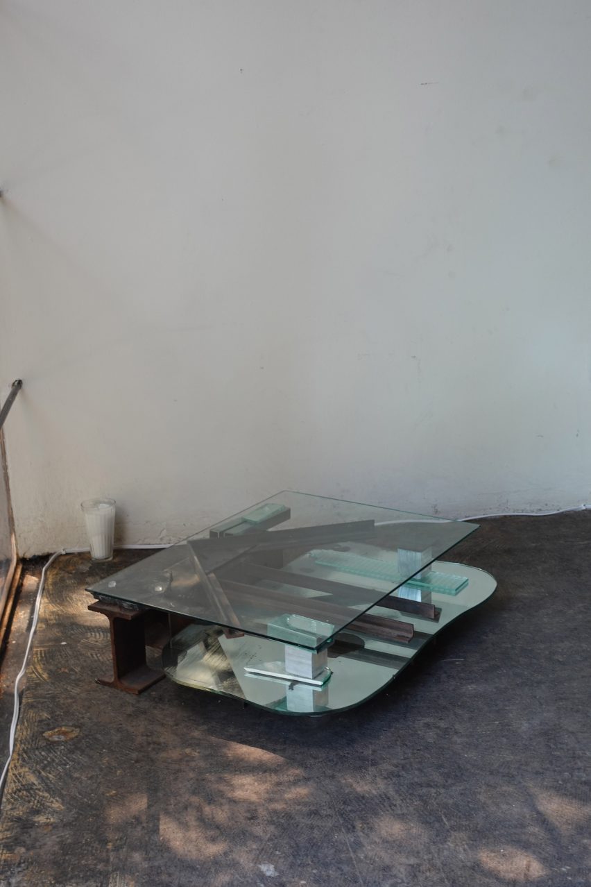 Журнальный столик из вторичной стали и стекла