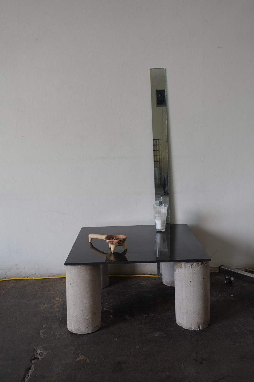 Стол с ножками из вторичного бетона