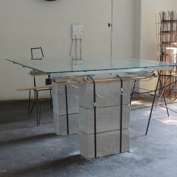 Хавьер Гусман Сервантес демонстрирует мебель, сделанную из городских отходов