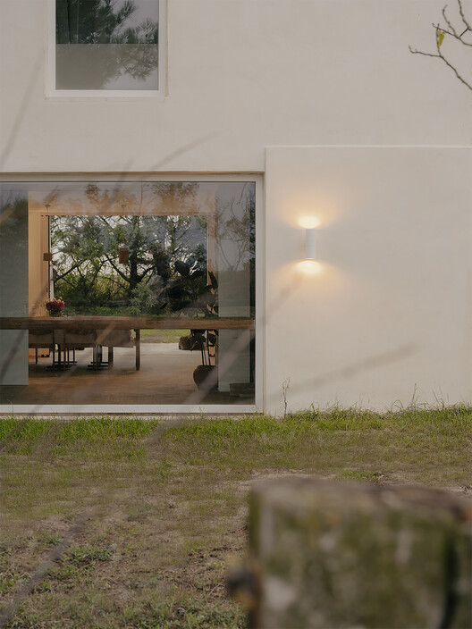 Дом Мас Бодрана / PAREIL - Фотография интерьера, стол, скамейка