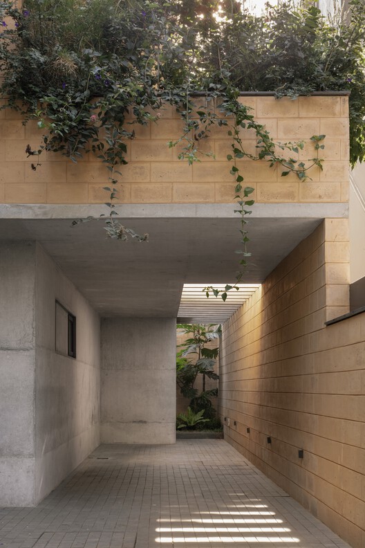 Дом из блоков мусора / Коллективныйпроект - Фотография интерьера, фасада