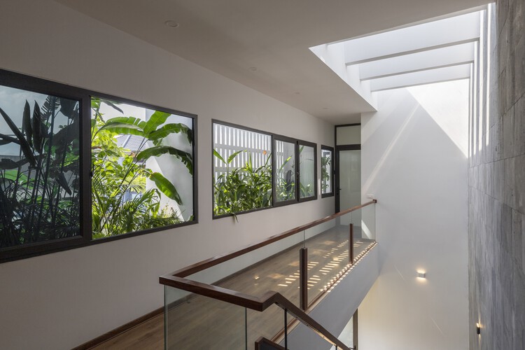 Дом Донг Ту / HIEN Architects - Фотография интерьера, окна, фасад, перила