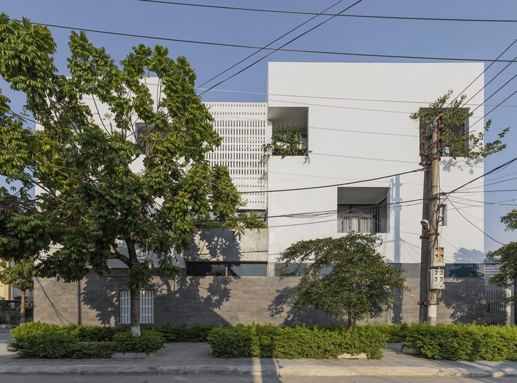 Dong Thu House / HIEN Architects – Экстерьерная фотография, окна, фасад