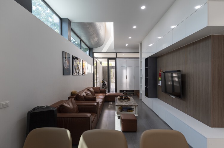 Dong Thu House / HIEN Architects — Фотография интерьера, гостиная, стул