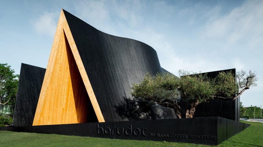 Фасад кафе Harudot из черненого дерева от IDIN Architects