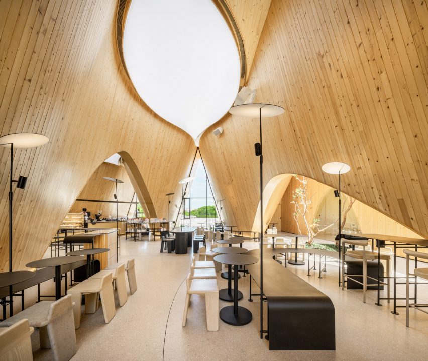 Интерьер кафе Harudot с отделкой деревом от IDIN Architects