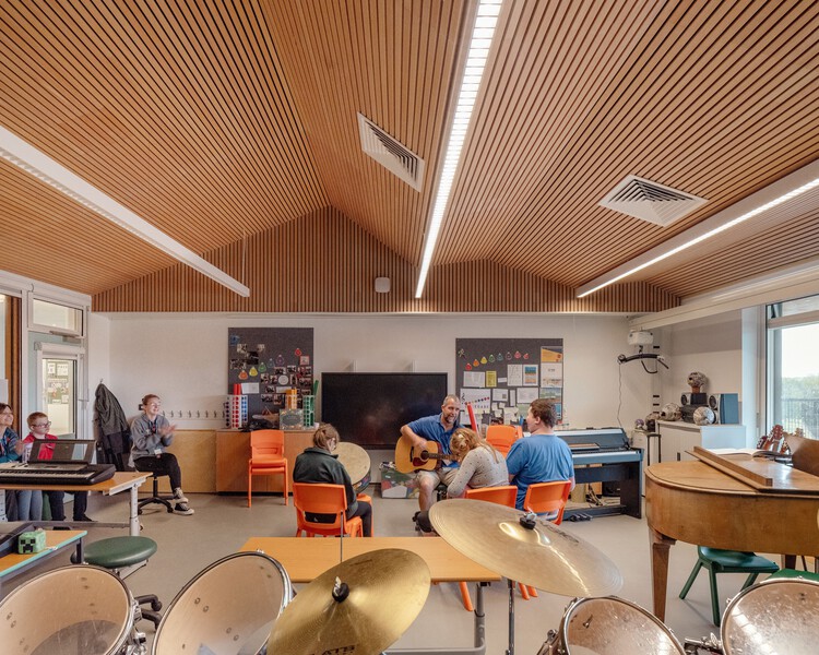 Общественная специальная школа Альфретон-Парк / Архитектура Curl la Tourelle Head Architecture — внутренняя фотография, стул