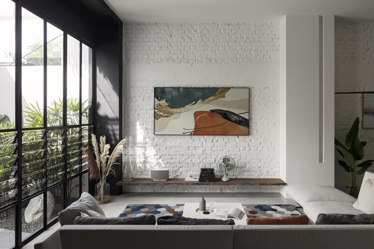 Дом Киригами/Мастерская Плотника — Фотография интерьера, гостиная, окна