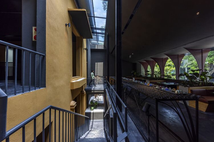 Ресторан Yazawa Hanoi / Takashi Niwa Architects - Фотография интерьера, перила