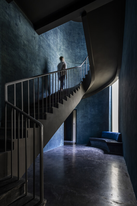 Ресторан Yazawa Hanoi / Takashi Niwa Architects — фотография интерьера, лестницы, окна, перила