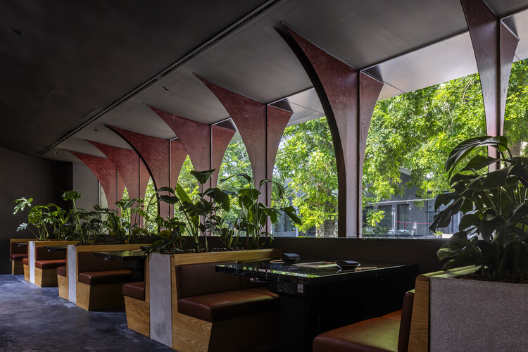 Ресторан Yazawa Hanoi / Takashi Niwa Architects - Фотография интерьера, стол, балка