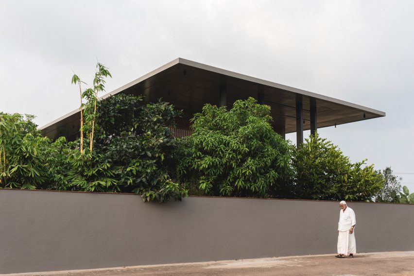 Внешний вид индийского дома с большой бетонной крышей