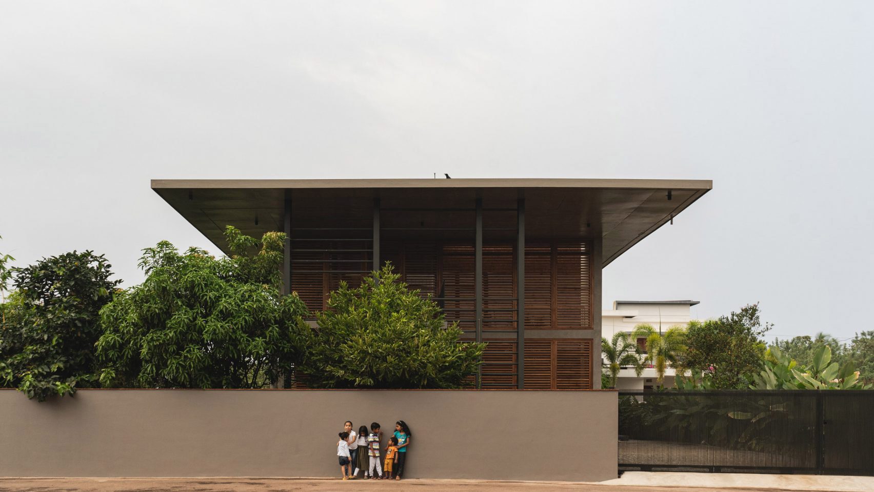 Огромный дом с навесом на крыше в Керале от 3dor Concepts