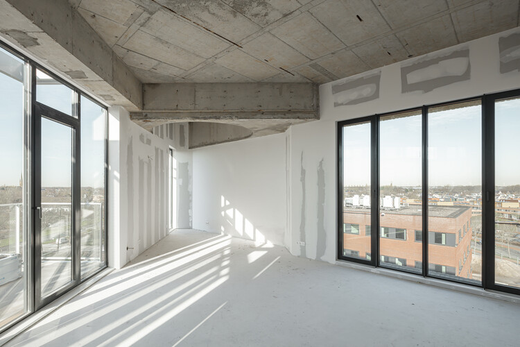 Cosun 1/ Suikerunie Apartments / EVA Architecten - Фотография интерьера, окна, перила, балка