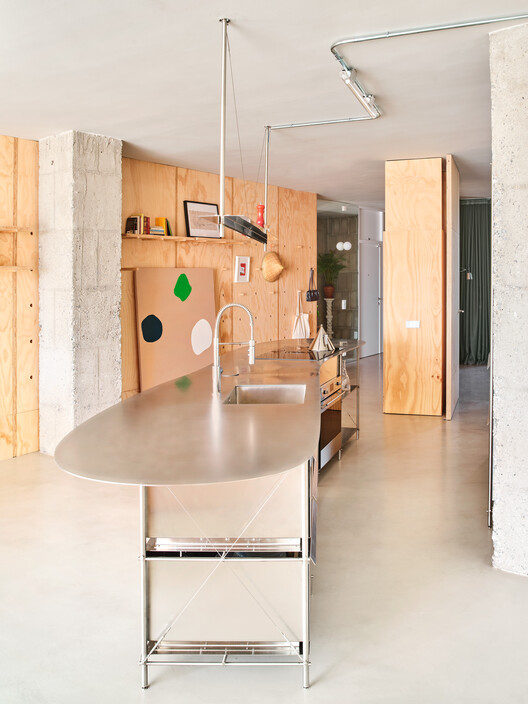 Ремонт мансарды Blurring 2 / Баже Жираме - Фотография интерьера, кухня, стол, стул, столешница
