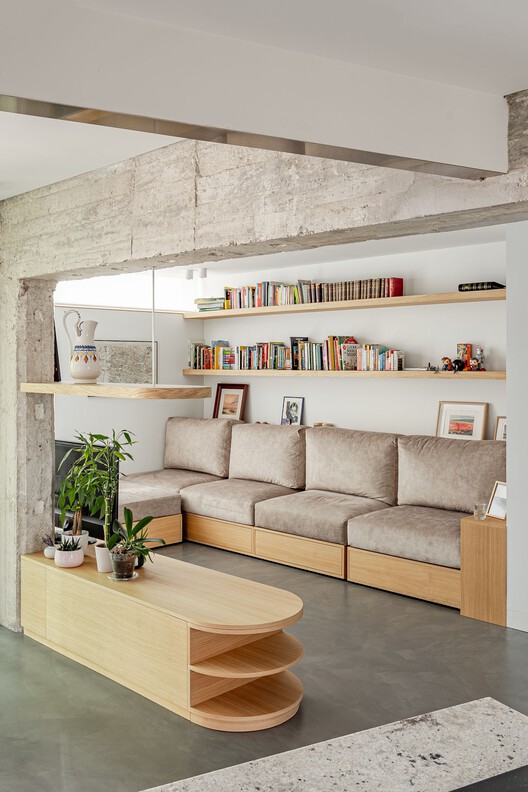 Реформа MAUXI / Oficina BA-RRO + Ignacio de Antonio - Фотография интерьера, гостиная, диван, стеллаж, балка