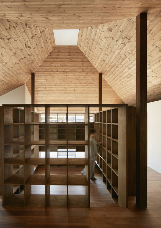 WO House / Yo Yamagata Architects - Фотография интерьера, шкаф, стеллажи, балки, лестницы, перила