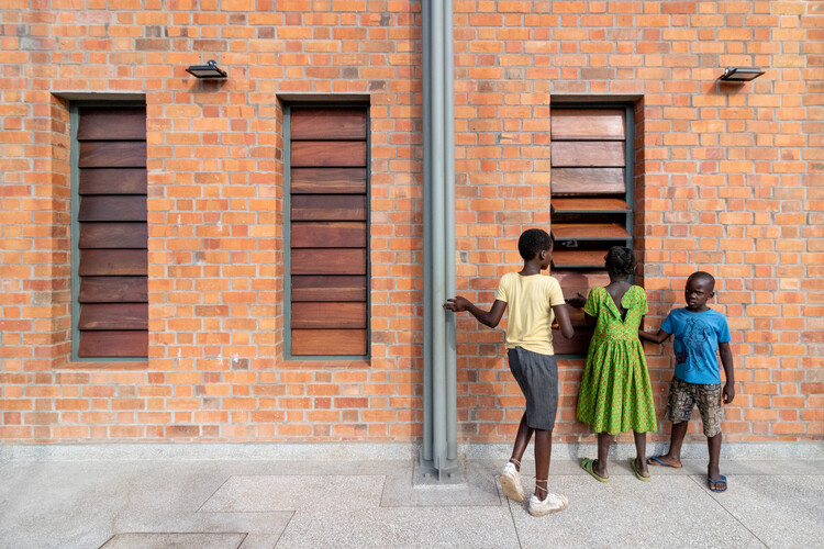 Общественный центр Камвокья / Kéré Architecture — Фотография интерьера, шкаф, окна, кирпич, фасад