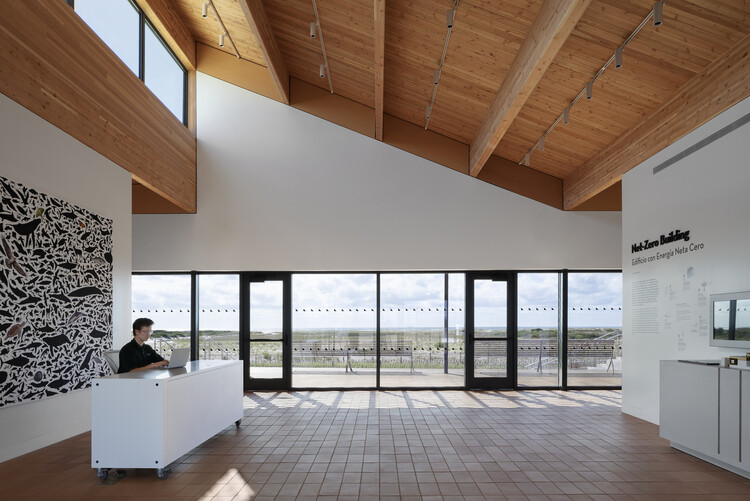 Центр энергетики и природы Джонс-Бич / nArchitects - Фотография интерьера, кухня, окна, фасад, балка