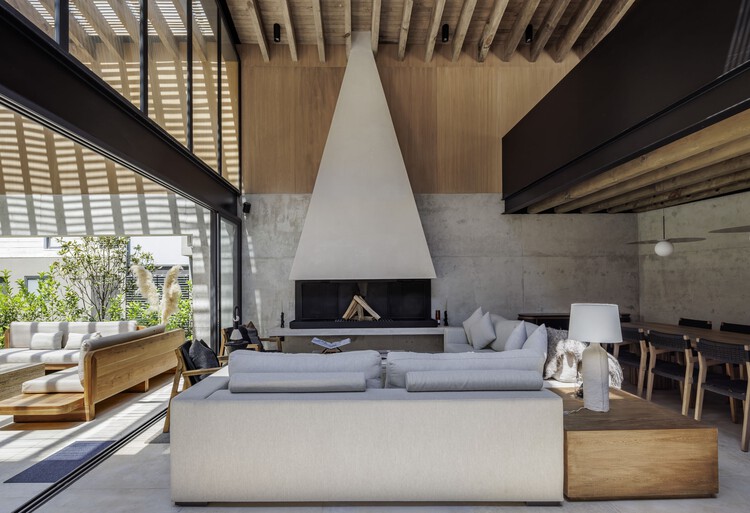 Noah House / Cadaval Estudio — Фотография интерьера, гостиная, диван, балка