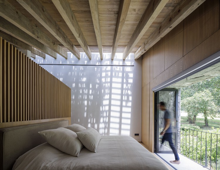 Noah House / Cadaval Estudio - Фотография интерьера, Спальня, Дерево, Кровать, Окна, Балка