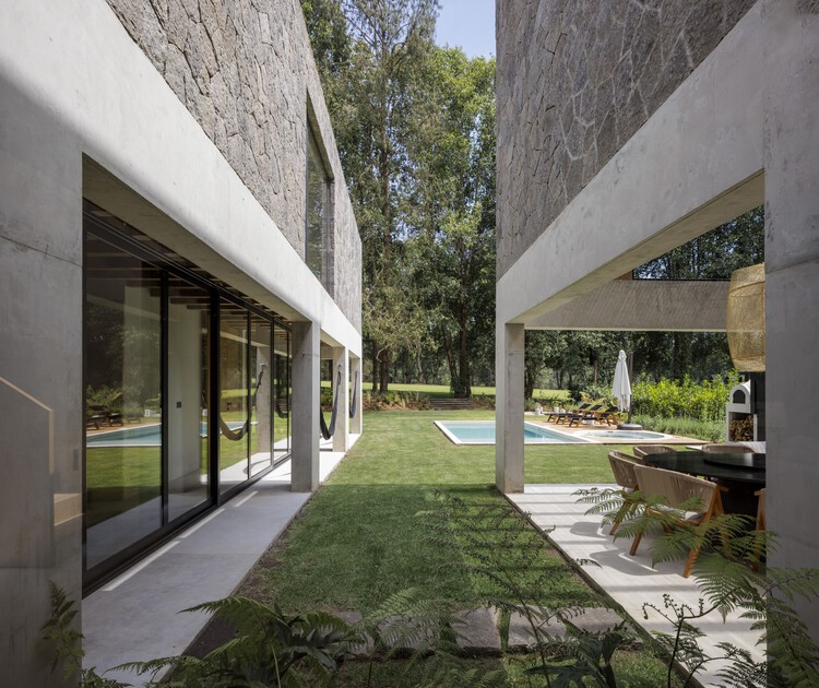 Noah House / Cadaval Estudio - Экстерьерная фотография, фасад, сад, окна, двор