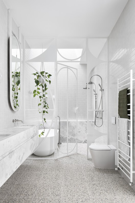 The Grove House / Taouk Architects — Фотография интерьера, ванная комната, ванна, душ