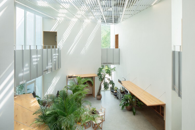 Cipo Laoling Residence / Jumping House Lab — фотография интерьера, стол, окна