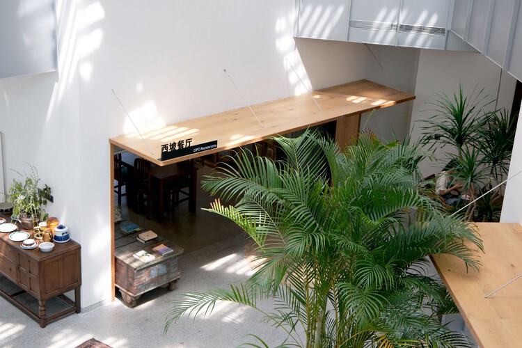 Cipo Laoling Residence / Jumping House Lab - Фотография интерьера, стол