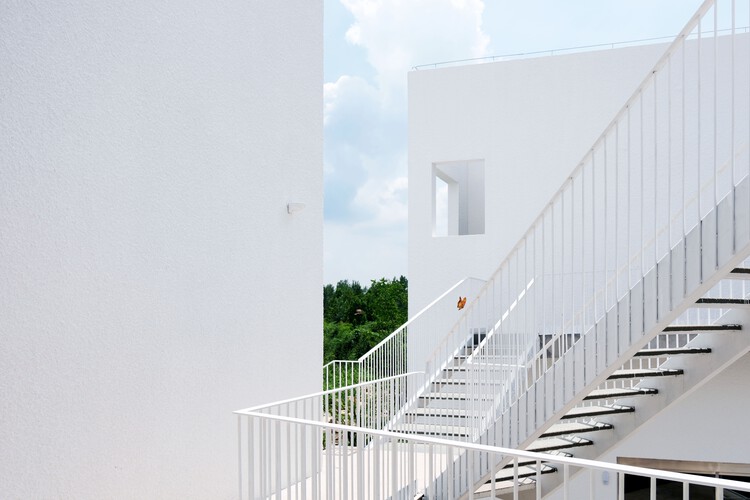 Резиденция Cipo Laoling / Лаборатория Jumping House — фотография экстерьера, лестница, перила