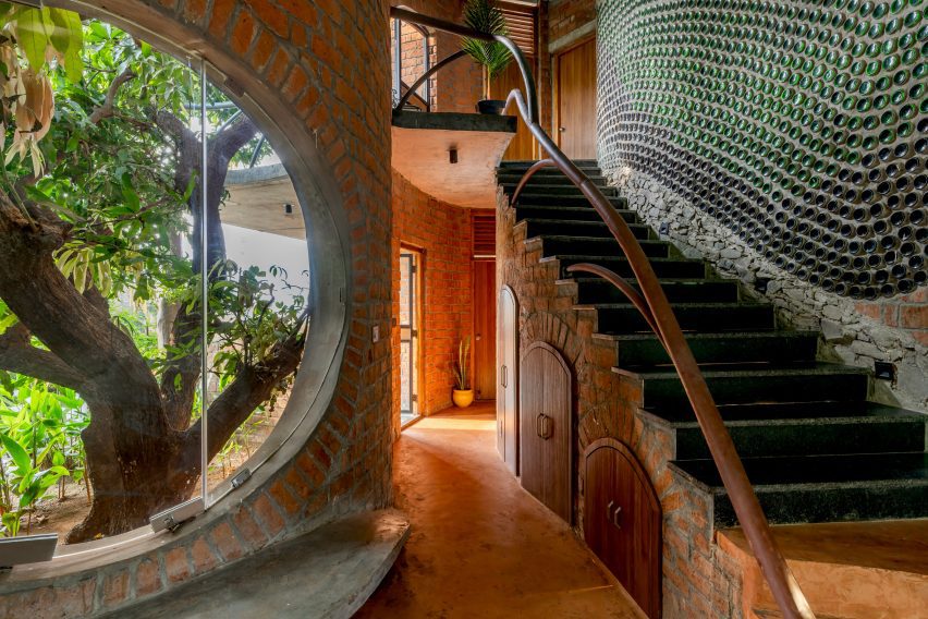 Входная дверь спроектирована для индийского дома компанией Blurring Boundaries