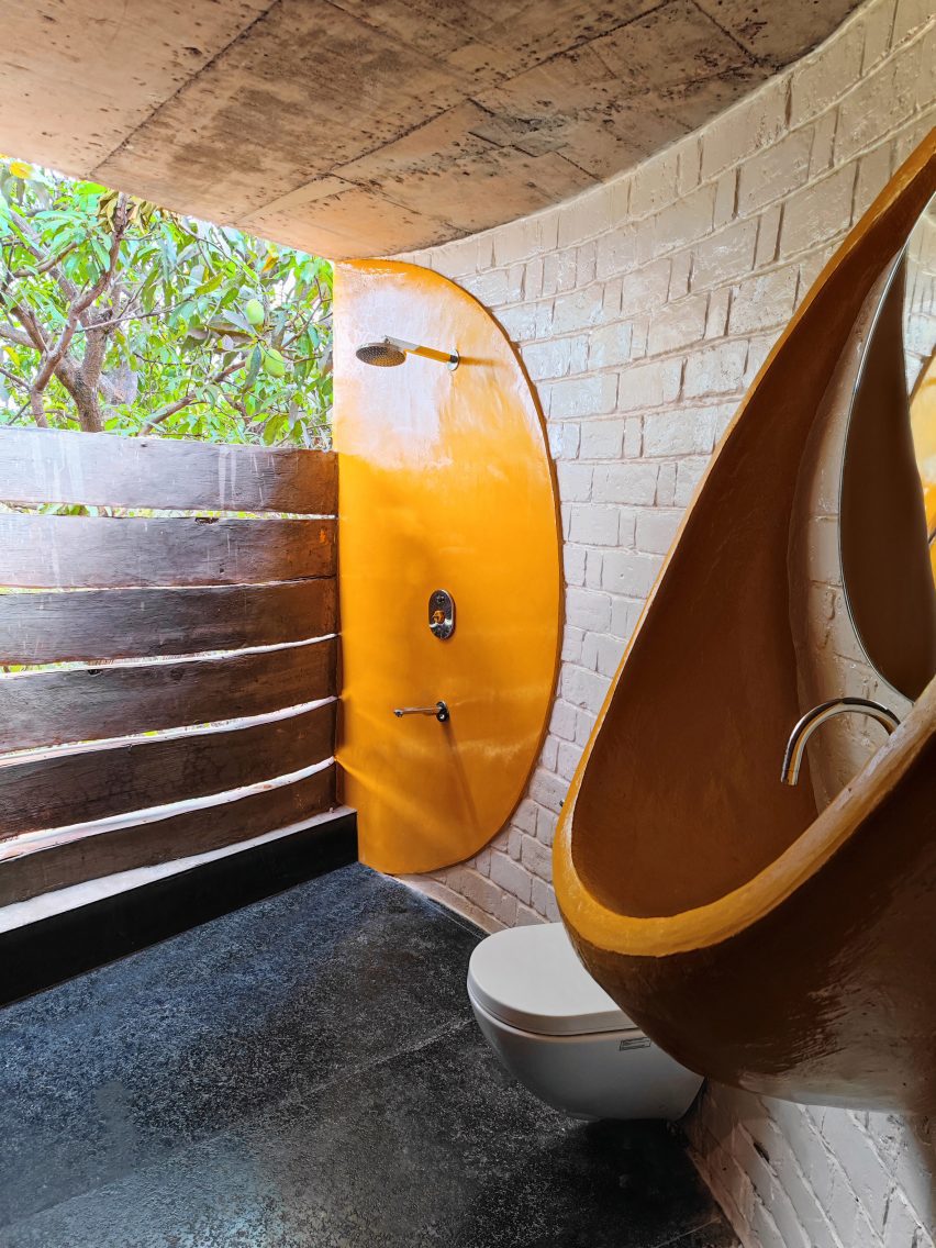 Интерьер ванной комнаты с желтыми деталями в индийском доме