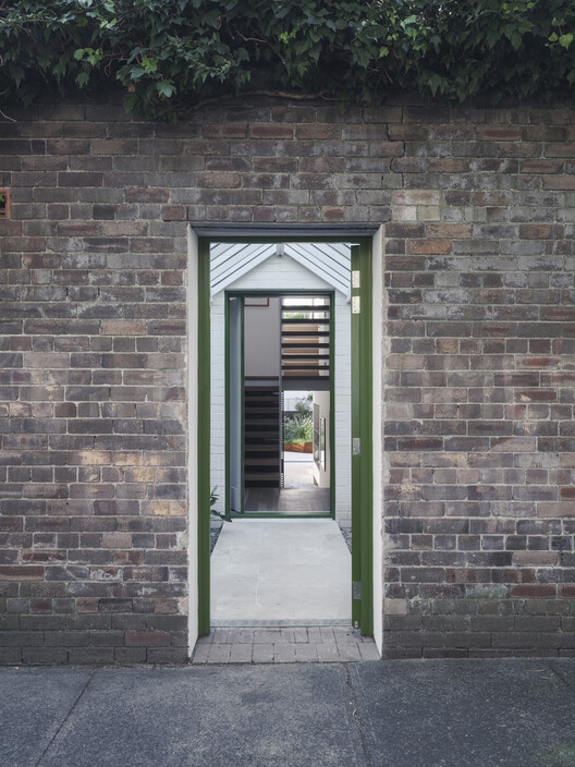 Дом со скрытым садом / Sam Crawford Architects — фотография экстерьера, кирпич, фасад