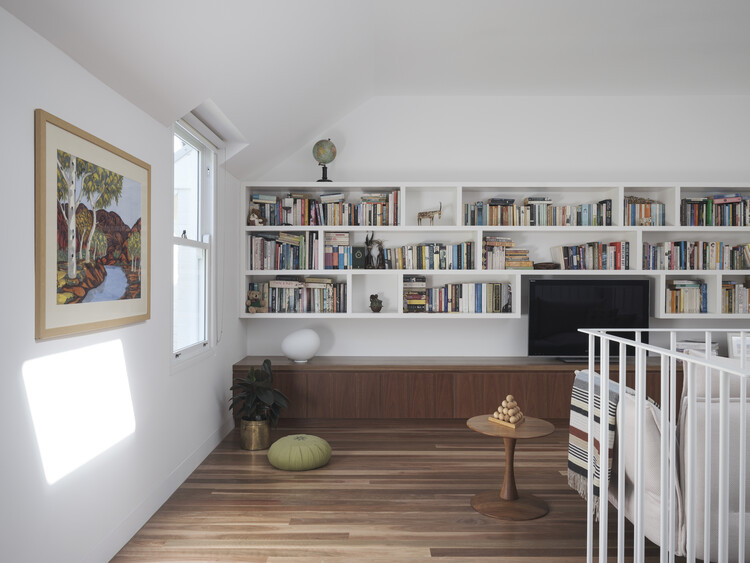 Дом со скрытым садом / Sam Crawford Architects — фотография интерьера, шкаф, стеллажи