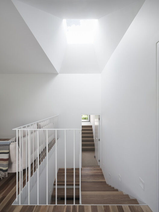 Дом со скрытым садом / Sam Crawford Architects — фотография интерьера, лестница, перила