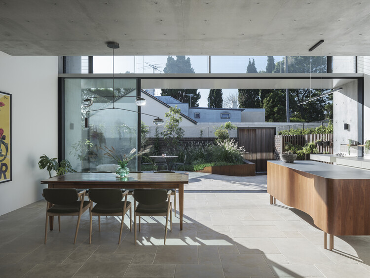 Дом со скрытым садом / Sam Crawford Architects — фотография интерьера, стол, стул