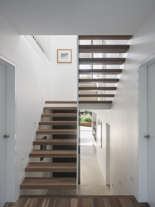 Дом со скрытым садом / Sam Crawford Architects — фотография интерьера, лестница, дверь, перила