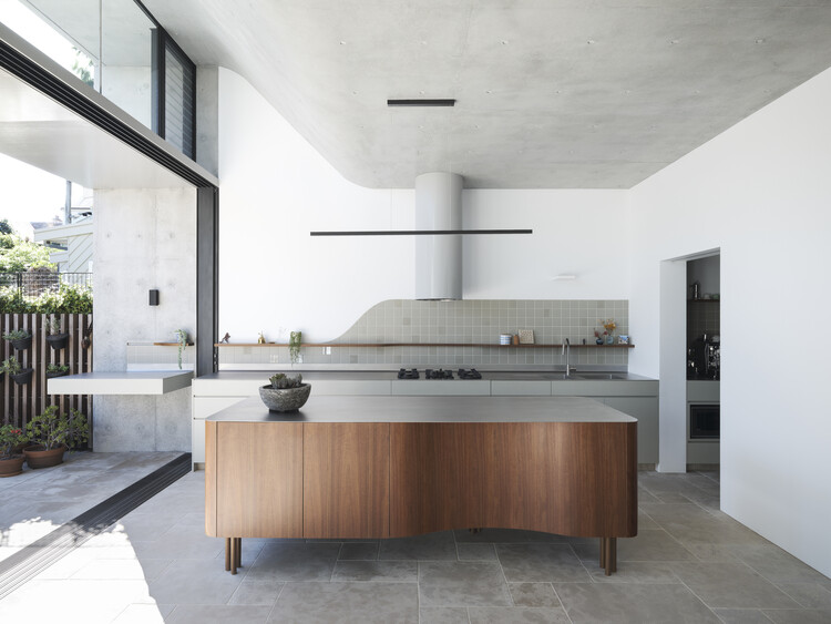 Дом со скрытым садом / Sam Crawford Architects — фотография интерьера, кухни, окон