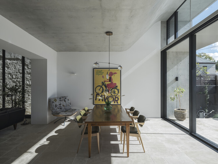Дом со скрытым садом / Sam Crawford Architects — фотография интерьера, столовая, стол